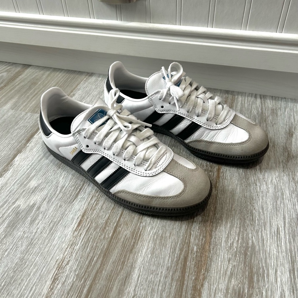 Adidas Sambas 7.5 Men’s/ 9 Women’s